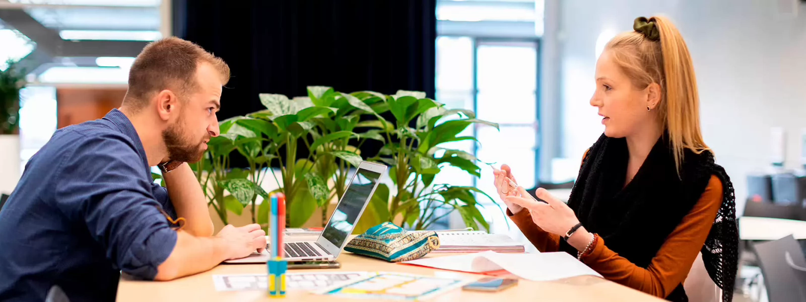 Twee studenten met elkaar in gesprek