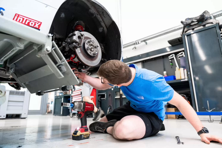 Studenten van Automotive zijn aan het werken