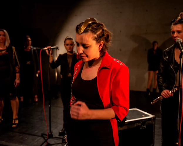 studenten docent theater spelen in een voorstelling