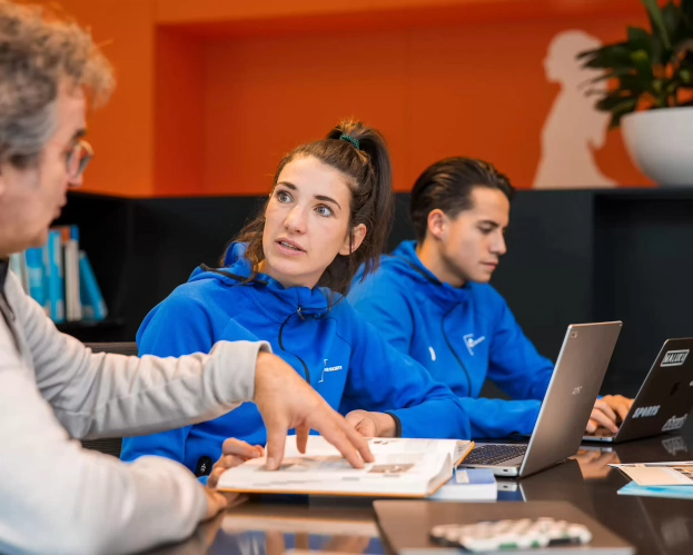 Studenten van de duale opleiding Leraar Lichamelijke Opvoeding (ALO) in de klas