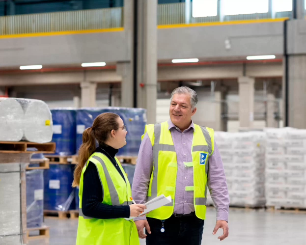 Deocent en student van  Logistics Management zijn aan het praten