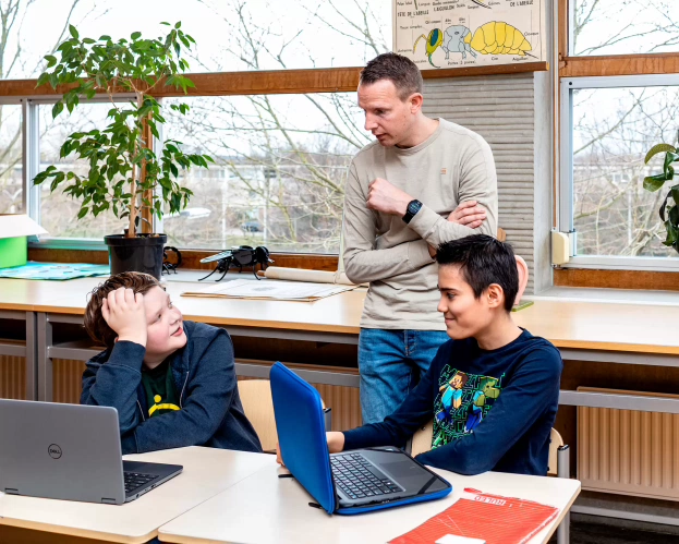 Een student leest een Duits boek.