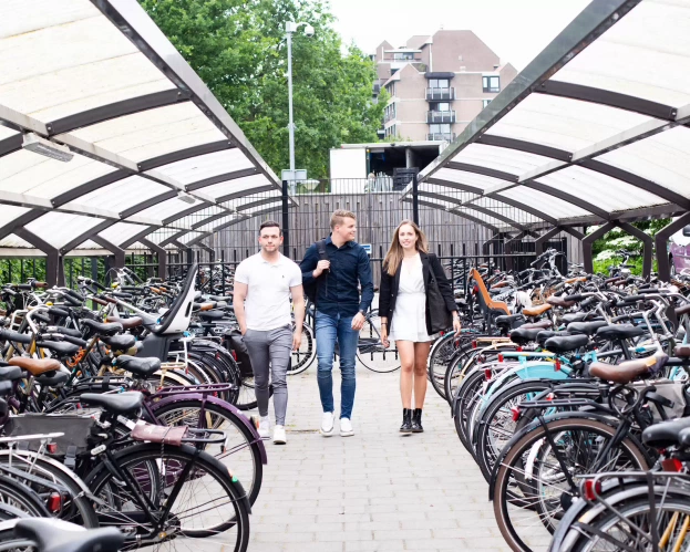 Fontys Vastgoedkunde studenten in de fietsenstalling op Fontys Rachelsmolen