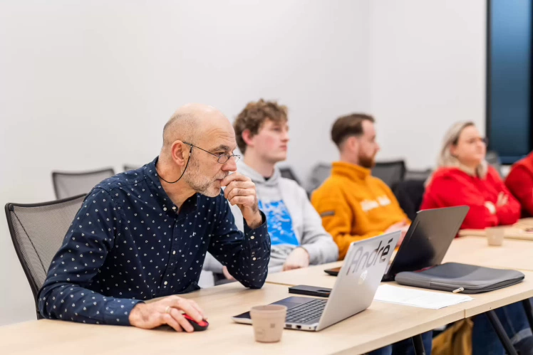 Studenten van deeltijd Social Work zitten in de klas