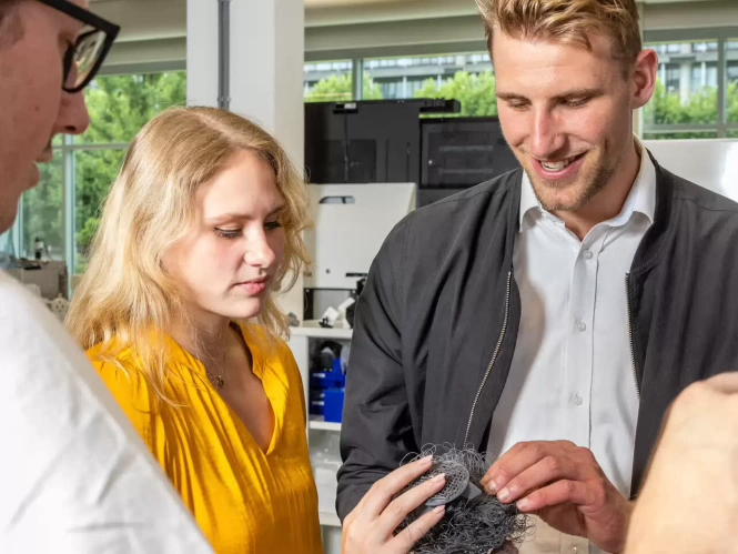 student werktuigbouwkunde kijkt in de camera