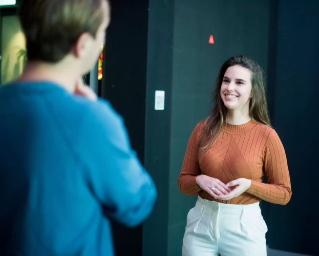 Commerciële Economie studenten in gesprek