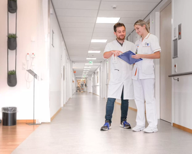 Studenten van duale Verpleegkunde zijn in gesprek