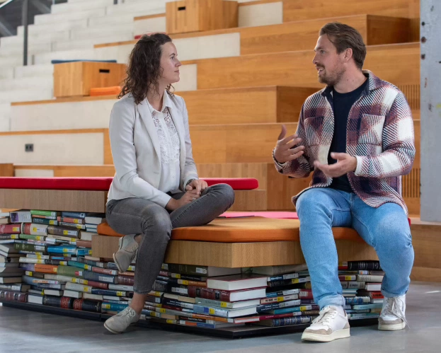 Studenten van de deeltijd opleiding Management in de Zorg zijn aan het praten