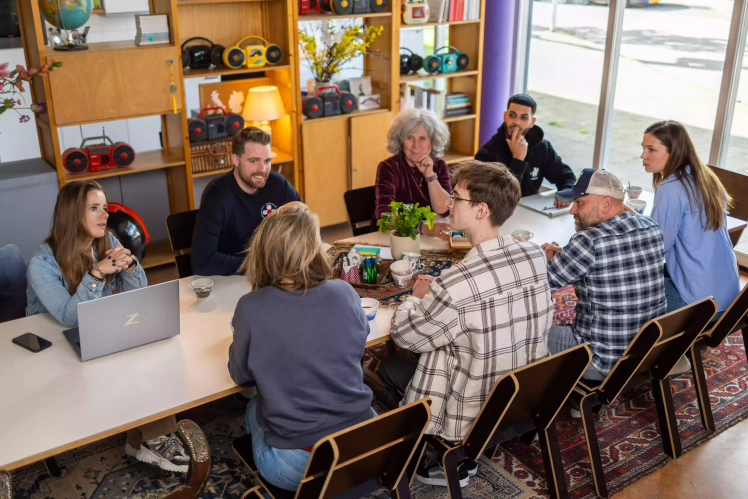 Studenten van Associate degrees Ervaringsdeskundigheid in Zorg en Welzijn zitten in de klas