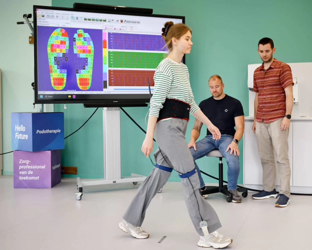 Student podotherapie aan het werk in de behandelkamer