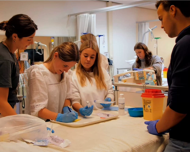 Verpleegkunde studenten zijn verpleegkundige handelingen aan het oefenen 