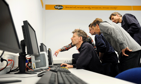 Collega's kijken samen op PC