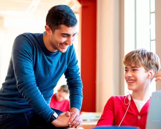 Docent Leraar Nederlands met leerling in de klas