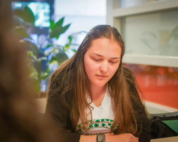 Student van de opleiding Leraar Duits is aan het leren