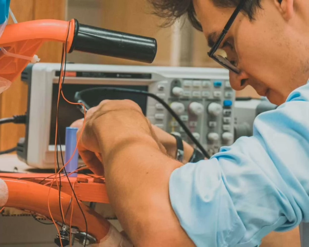 Student van ad Engineering aan het werk