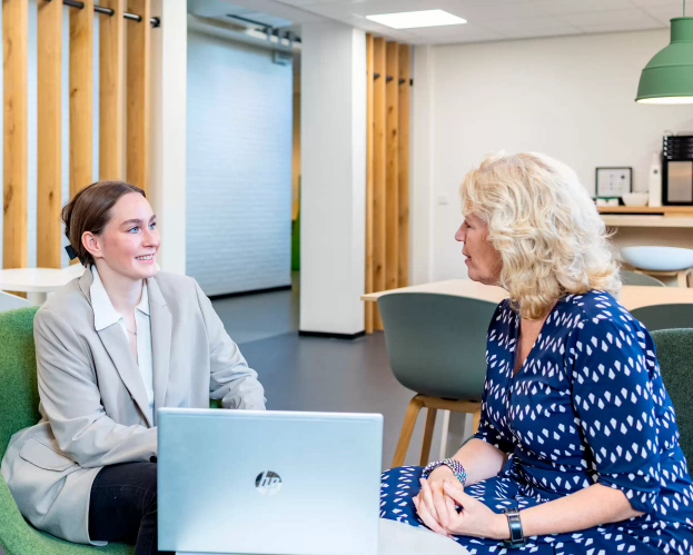 Docent en student van opleiding Informatica zijn aan het praten