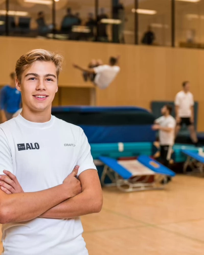 Student Leraar Lichamelijke Opvoeding in sportzaal