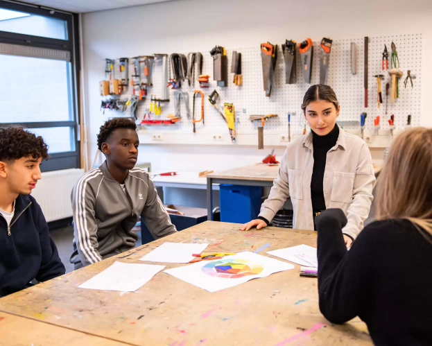 studenten techniek in overleg