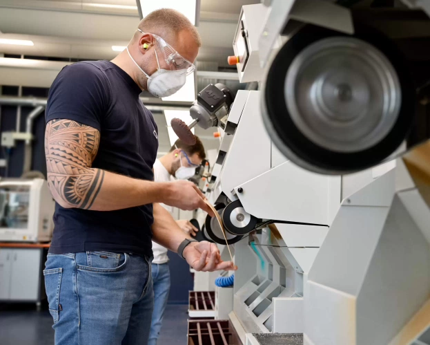 Twee podotherapeuten in de werkplaats