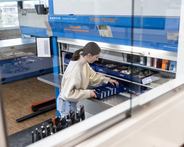 Student van Werktuigbouwkunde staan naast het board