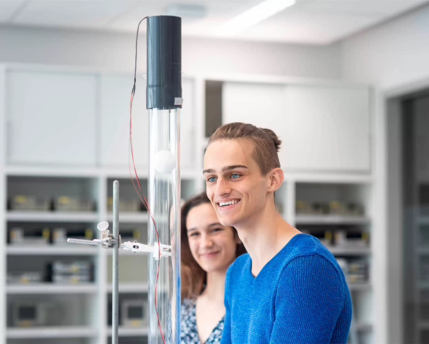 Twee Technische Natuurkunde studenten aan het werk