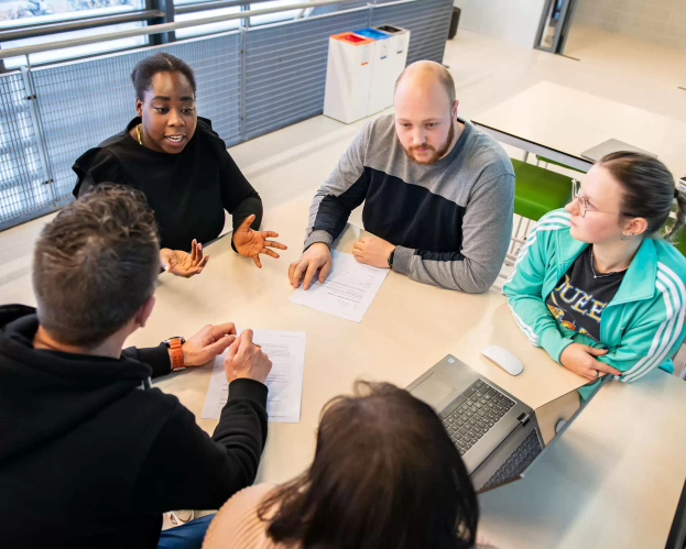 Een groep studenten rondom een tafel | Master Leraar Biologie