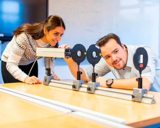 Een klaslokaal met studenten