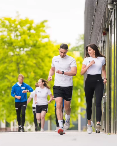 Studenten Sportkunde aan het hardlopen