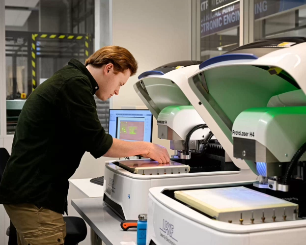 Student van Elektrotechniek is aan het werken