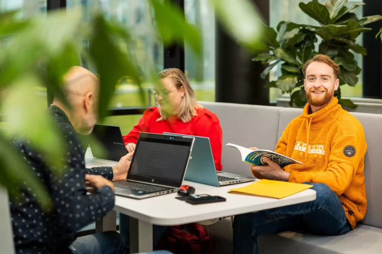 Studenten van de deeltijdopleiding Social Work zitten samen 