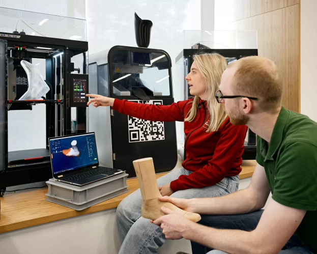 Student werkt met een 3D-printer