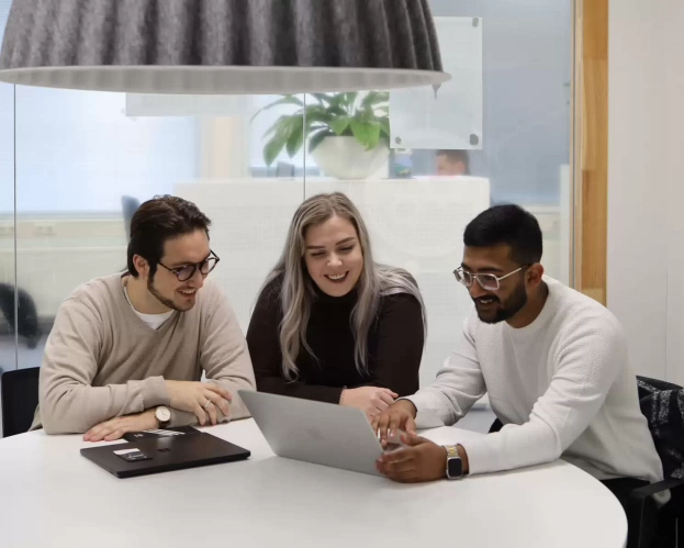 Fontys Commerciële Economie studenten in overleg