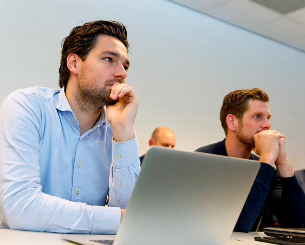 Deeltijd-student Technische Bedrijfskunde met laptop