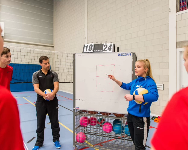 Speluitleg op een middelbare school door stagiair leraar lichamelijke opvoeding