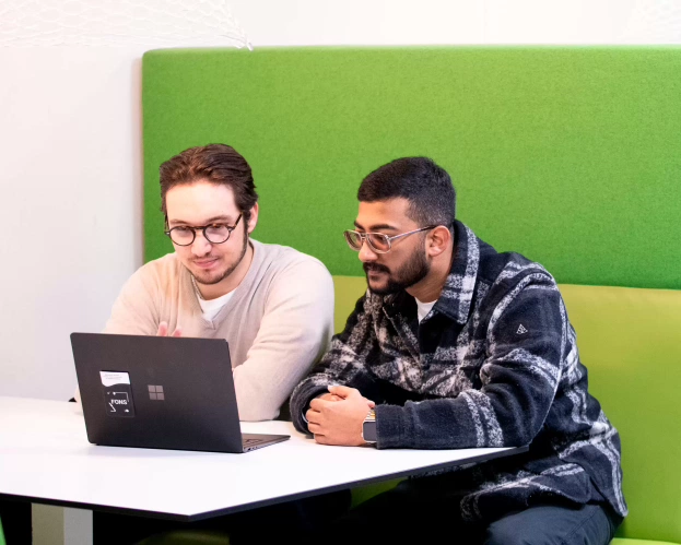 Studenten logistiek samen aan het werk acht de laptop