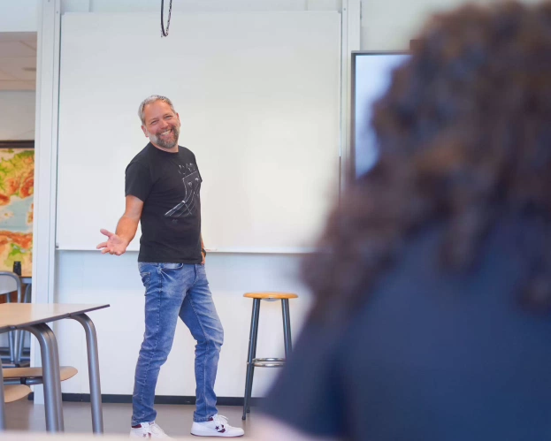 Docent overlegt met de student