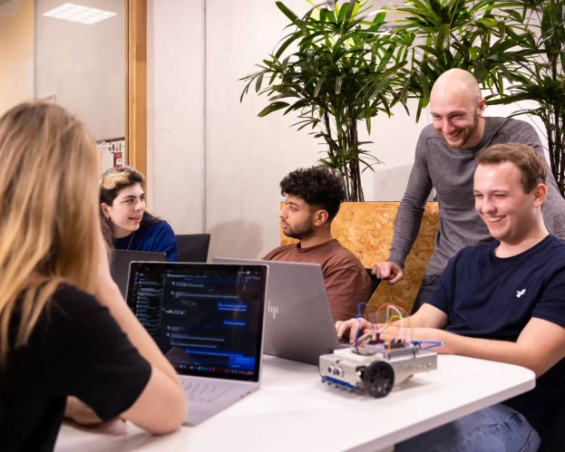 Studenten achter laptop, master Leraar Informatica