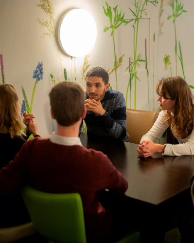 Studenten Theologie aan tafel in gesprek