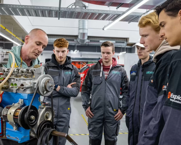 Student van Automotive is aan het werken op zijn laptop