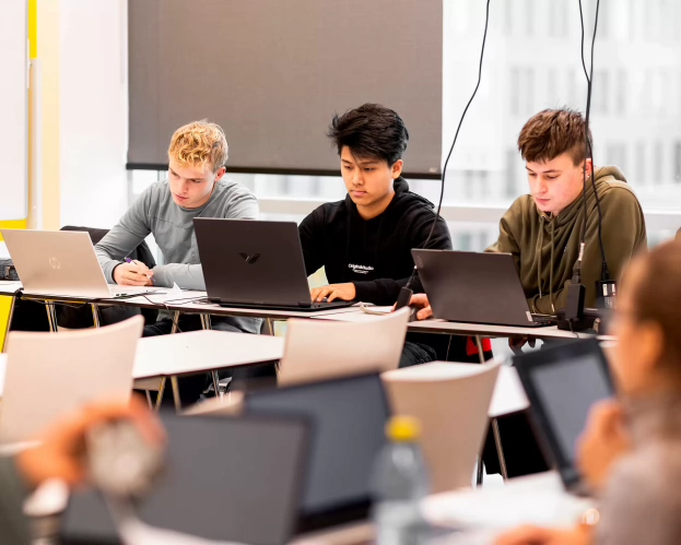 AD Technische Bedrijfskunde studenten achter laptop in klaslokaal