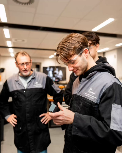 Groep studenten werkt in het technieklokaal